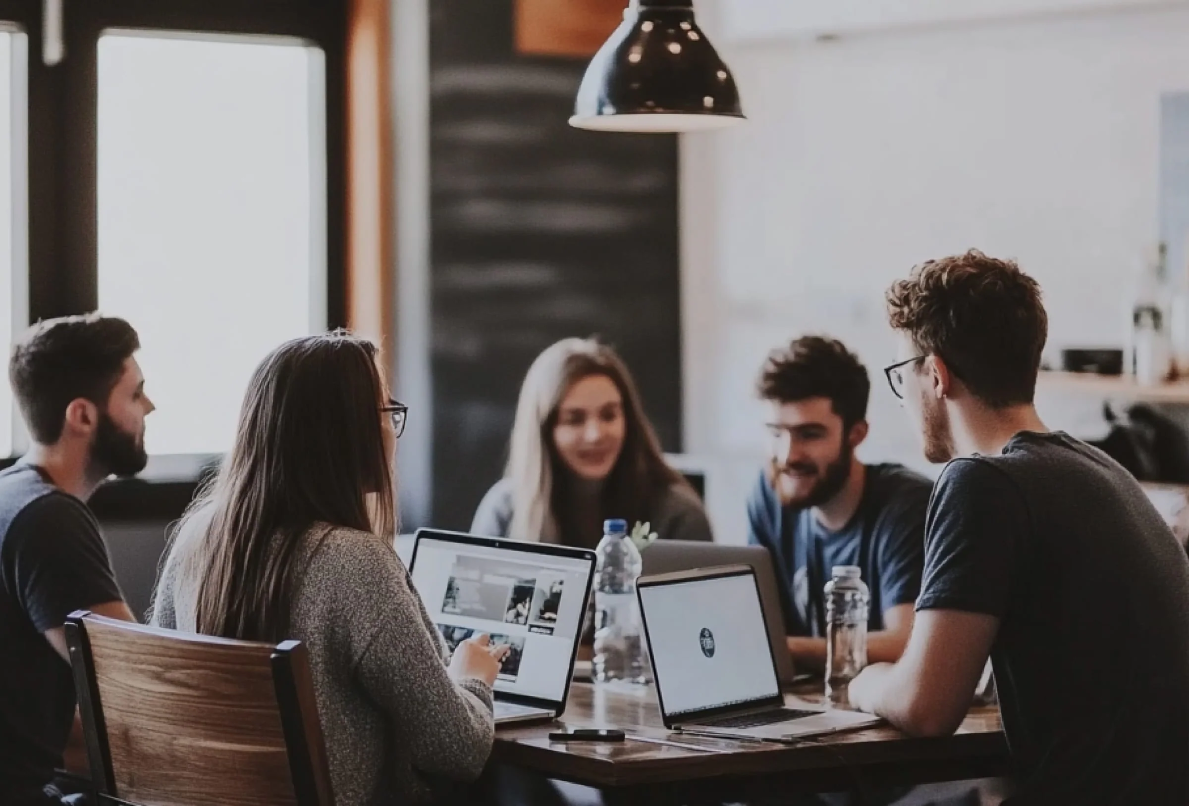 Jak AI może wspierać zarządzanie czasem pracy w e-commerce?