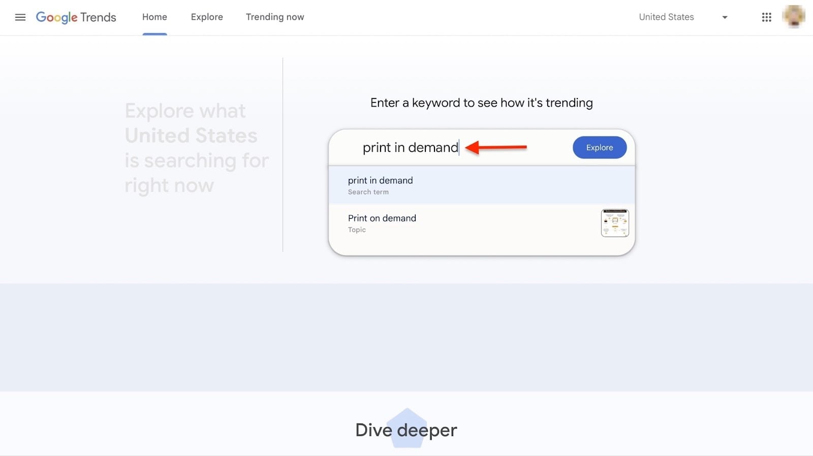 Utilisateur saisissant un terme dans Google Trends pour explorer sa popularité