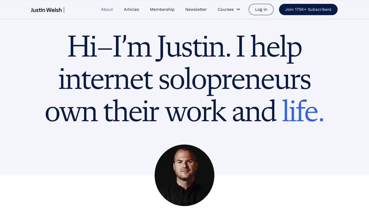 Justin se présente comme coach pour solopreneurs
